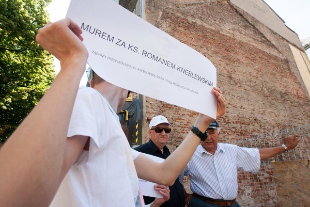 18 czerwca przed siedzibą bydgoskiej kurii odbyła się manifestacja. Pikietujący protestowali przeciwko przeciwko odwołaniu proboszcza parafii Najświętszego Serca Pana Jezusa, prałata Romana Kneblewskiego.