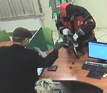 Napad na bank przy Powstańców Śląskich, policja szuka...