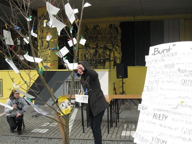 Na Ulicy Kultury, przy ul. Strzelców Bytomskich "wyrosło" dziś wyjątkowe drzewo. Każdy mógł "grać w Tuwima", podczas artystycznej akcji DADA+PRO+MIASTO. Zabawa polegała na zrywaniu z drzewa fraz wiersza zapisanych na kartkach i przypinaniu ich w losowej kolejności na makietę.