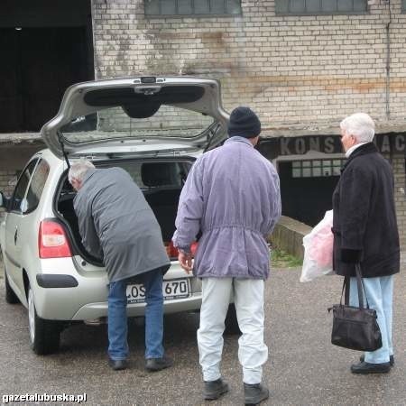 Ulubione miejsca słubickich bezdomnych to przede wszystkim parkingi przed supermarketami. Parkują tu przeważnie Niemcy i nie mają wyjścia: płacą, bo boją się o swoje samochody