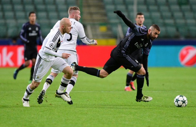 Piłkarze Realu Madryt raczej nie spodziewali się (przy piłce Karim Benzema - gol na 0:2), że na Łazienkowskiej może powinąć im się noga. A to błąd, bo Michał Pazdan i Thibault Moulin (gol na 3:2) w piłkę grać potrafią...