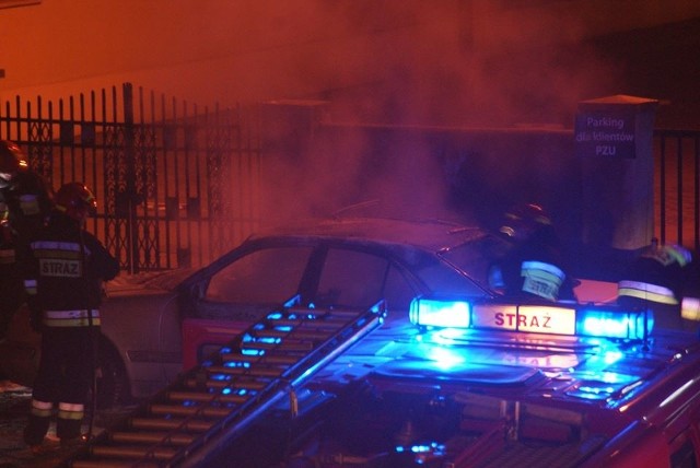 Auto było zaparkowane na ulicy Sikorskiego. Interwencja strażaków obudziła lokatorów pobliskich budynków.