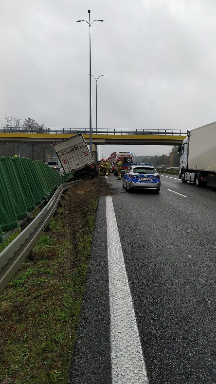 Wypadek na S8 w Ślubowie z udziałem samochodu ciężarowego. Do zdarzenia doszło 10.11.2022