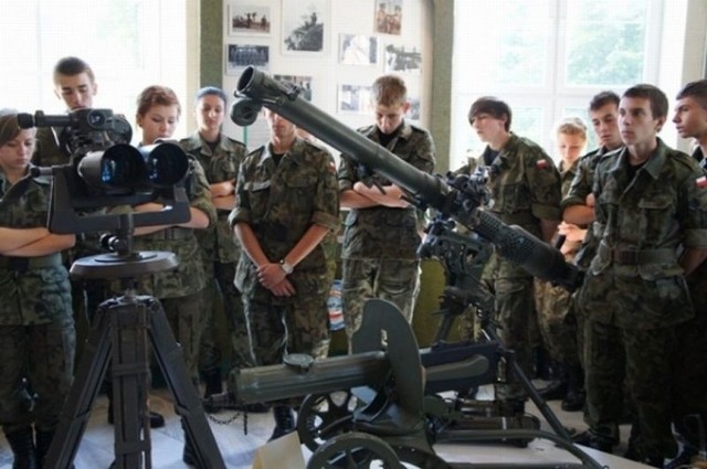 Podczas pobytu na szkoleniu w Koszalinie młodzież miała okazję poznać sprzęt używany przez funkcjonariuszy Straży Granicznej.