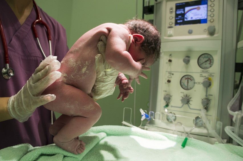 Mit 5: Noworodka należy wykąpać zaraz po porodzie, a później...