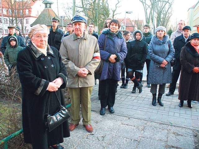 Maria Sosnowska i Kazimierz Pieńkowski pod dawną katownią UB. 