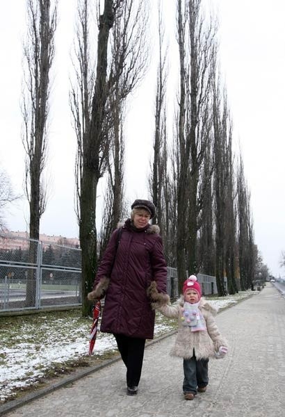 - Jeśli topole stanowią zagrożenie, należy je stąd usunąć - uważa Elżbieta Szelmicka. Na zdjęciu z córką Karolinką.