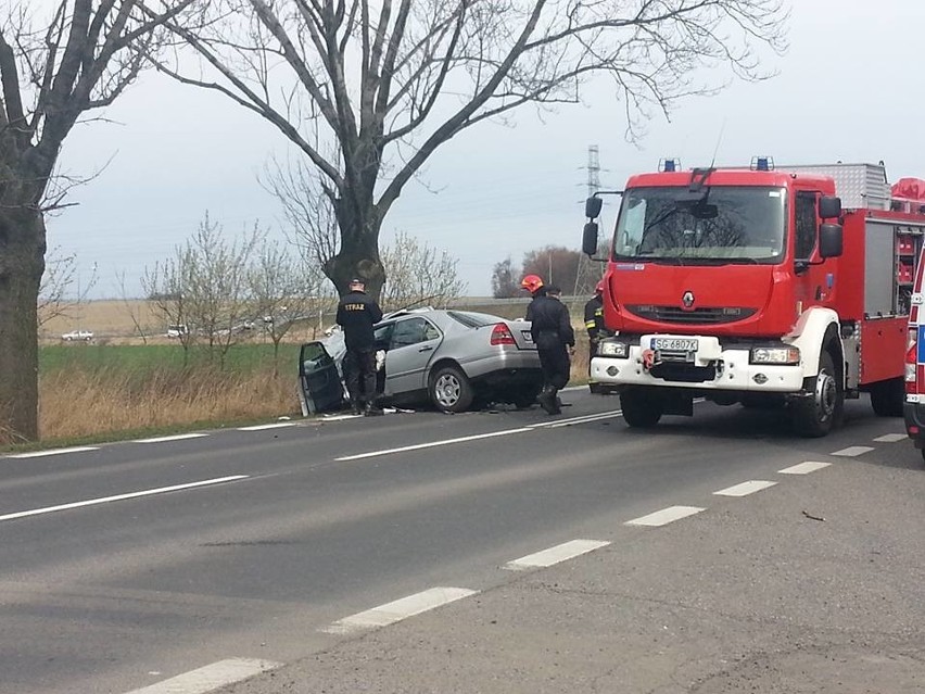 Wypadek w Gliwicach na DK 78 w stronę Knurowa. Dwie osoby ranne. Samochód wjechał w drzewo