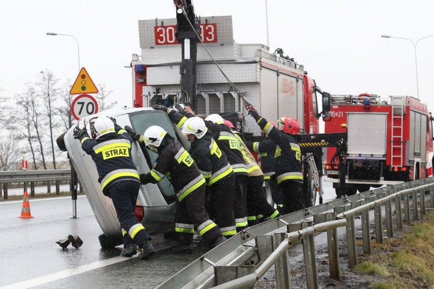 Groźny wypadek na obwodnicy Wrocławia. Są ranni