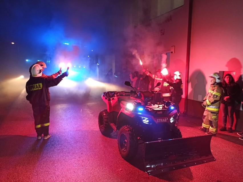 Nowy quad dla strażaków w Rudzie Malenieckiej. Było huczne powitanie z racami. Do zakupu "dołożyli" się też mieszkańcy