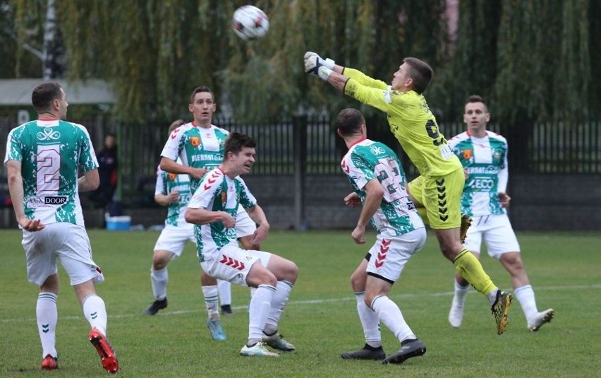 Hummel 4. liga. Orlęta Kielce prowadziły już z Wierną Małogoszcz 3:0, ale w końcówce goście zdobyli dwie bramki i były spore emocje 