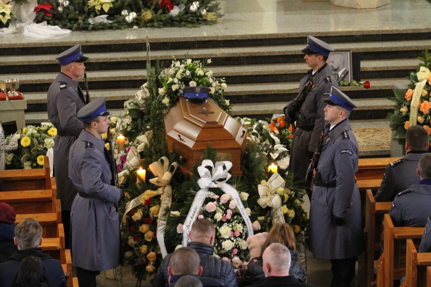 Ostatnie pożegnanie aspiranta Krzysztofa Węglińskiego z Tarnobrzega - policjanta, który zginął w wypadku jadąc na służbę  [ZDJĘCIA]