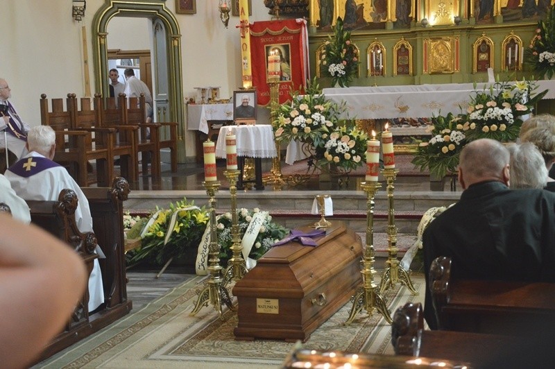 Nowy Sącz. Tłumy na pogrzebie tragicznie zmarłego o. Piotra Matejskiego [ZDJĘCIA]