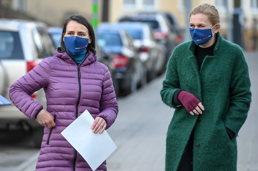 Posłanki KO Agnieszka Pomaska i Barbara Nowacka przed...