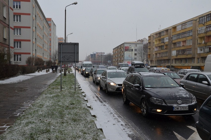 Wrocław sparaliżowany. Ślisko na ulicach. Kierowcy utknęli w ogromnych korkach (ZDJĘCIA)