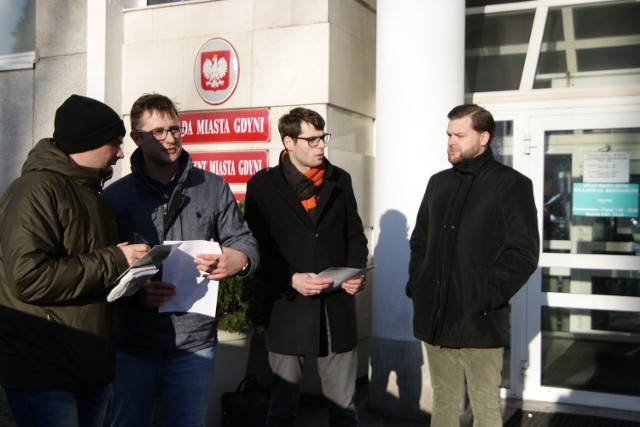 Mieszkańcy Gdyni tuż przed złożeniem petycji ws. podwyżek opłat za wywóz śmieci w mieście