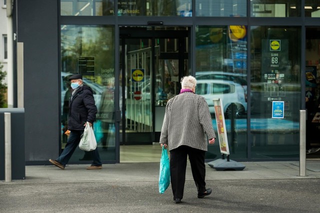 Od 15 października we wszystkich sklepach obowiązują tzw. godziny dla seniorów. Między 10.00 a 12.00 zakupy mogą robić wyłącznie klienci powyżej 60. roku życia.