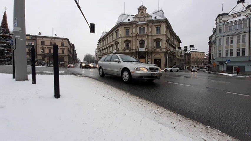Atak zimy w Beskidach. Trudne warunki na drogach. Spadł śnieg, przymroziło i jest bardzo ślisko