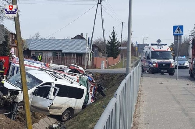 1 marca - Przytoczno (pow. lubartowski)Kierujący peugeotem jadąc od miejscowości Jeziorzany, na skrzyżowaniu z drogą krajową nr 48 nie ustąpił pierwszeństwa przejazdu karetce pogotowia doprowadzając do zderzenia.Siła uderzenia spowodowała, że oba pojazdy znalazły się poza drogą. Cztery osoby zostały przetransportowane do szpitala
