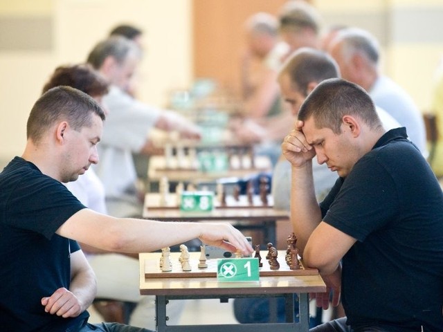 Sporo emocji było przy grze Roberta Kempińskiego (z lewej) z ekssłupszczaninem Jędrzejem Długoszem, który obecnie reprezentuje Drapol-Jantar Pruszcz Gdański. Wygrał warszawski szachista. 
