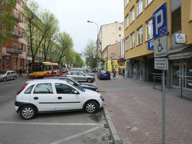 Pacjenci przychodni, która mieści się w budynku Citi-Park przy ulicy Paderewskiego w Kielcach narzekają, że jedno miejsce dla niepełnosprawnych, to w tym miejscu zbyt mało.