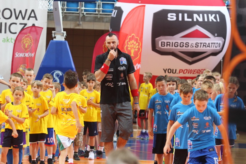 Marcin Gortat trenuje dzieci na Marcin Gortat Camp w...