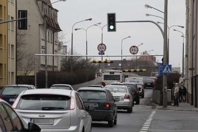 Most na ul. Niemodlińskiej jest bezpieczny, ale pod pewnymi warunkami - zaznacza naukowiec z Politechniki Wrocławskiej. .