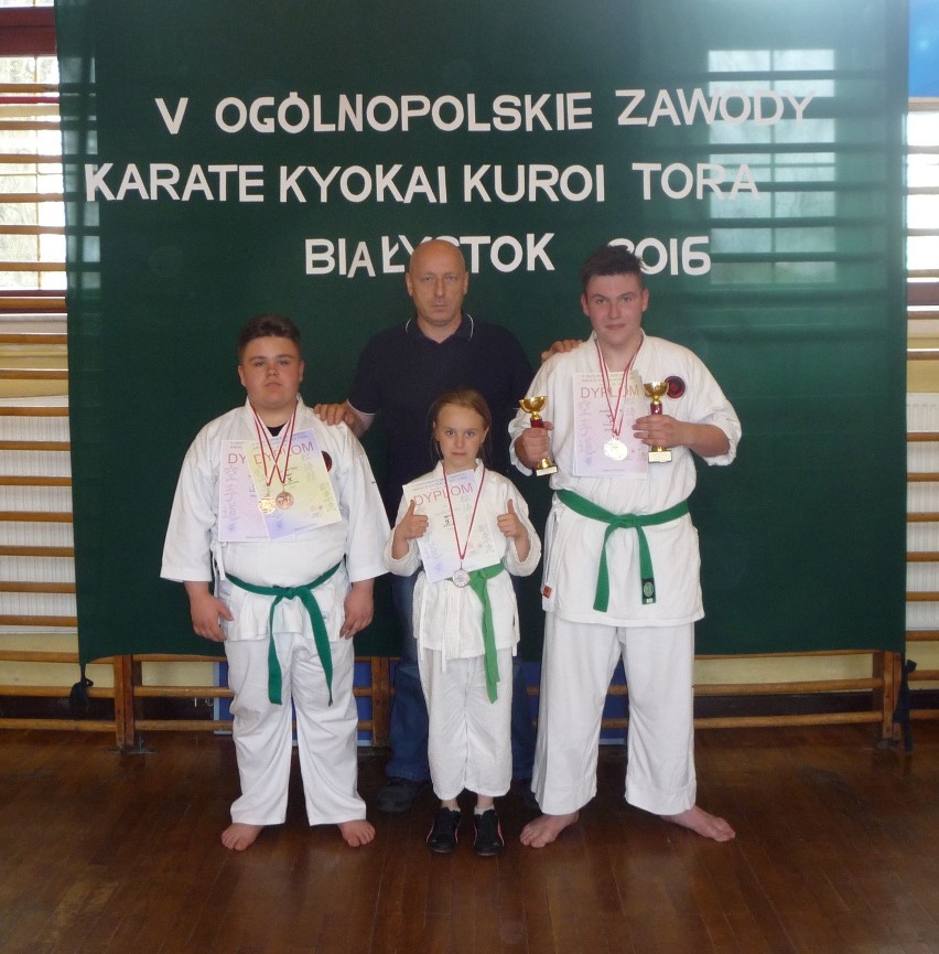 Medale karateków z Niepoględzia
