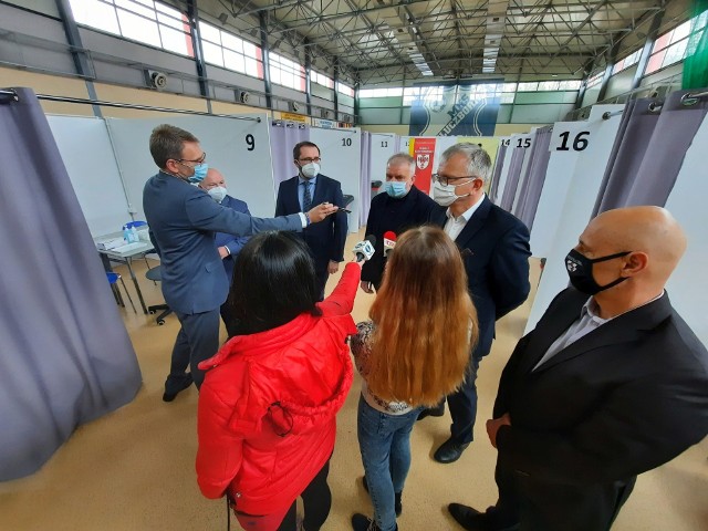 Punkt masowych szczepień w Kluczborku przygotowano w hali na terenie kampusu sportowego Stobrawa.