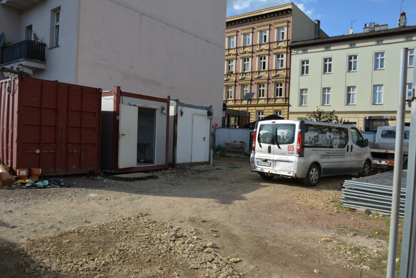 W Katowicach powstaje automatyczny parking jak z filmu science fiction. Właśnie montują maszyny, które będą "zabierać" auta. Zobaczcie