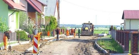 Wyboje, błoto – to był znak rozpoznawczy tych uliczek. Za 2 miesiące z małym okładem pojedzie się nimi luksusowo.