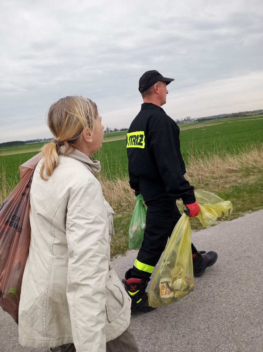 Strażacy i mieszkańcy Cierna posprzątali swoją miejscowość....