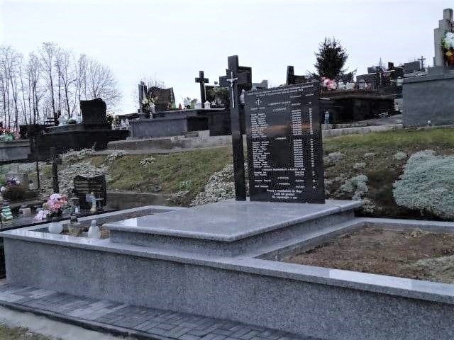 Odnowiona mogiła na cmentarzu w Koniuszy