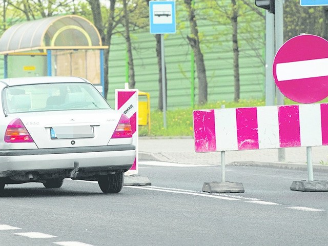 Żaden z kierowców nie może się tłumaczyć na zasadzie "nie wiedziałem", gdy wjedzie pod prąd na Stawisińskiego- znaki są tutaj ustawione w widocznym miejscu, nie sposób je przegapić