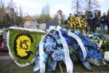 Pogrzeb Ireneusza Męczyńskiego, legendarnego kibica GKS Katowice. Fani GieKSy pożegnali opiekuna zegara na Bukowej 