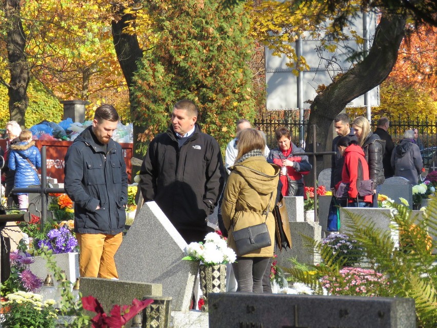 Cmentarze przy Francuskiej i Sienkiewicza w Katowicach: odwiedzamy bliskich, wolontariusze kwestują