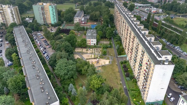 Plac zabaw pomiędzy blokami (z prawej ul. Opolska) oddano do użytku w 2022 roku. To jedna ze spornych działek