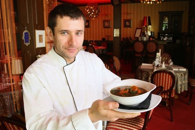 - Żydowska zupa grzybowa to proste, ale za razem bardzo efektowne danie, którym warto zaskoczyć rodzinę. Mięso wołowe nadaje jej oryginalny smak - mówi Bartłomiej Makówka, szef kuchni restauracji Mazel Tov w Kielcach.