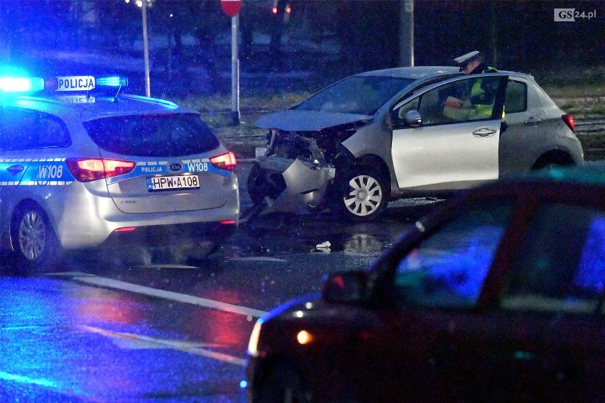 Wypadek na skrzyżowaniu al. Wojska Polskiego i ul. Piotra Skargi w Szczecinie. Zderzyły się dwa samochody - 8.01.2021