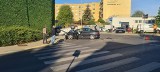 Zderzenie dwóch samochodów osobowych na ul. Kruczej. Dwie osoby są ranne 