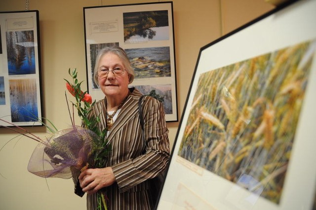 Pani Antonina udowadnia, że w każdym wieku można się realizować. - Mam 71 lat. Chodzę wolniej i więcej dzięki temu widzę - mówi.