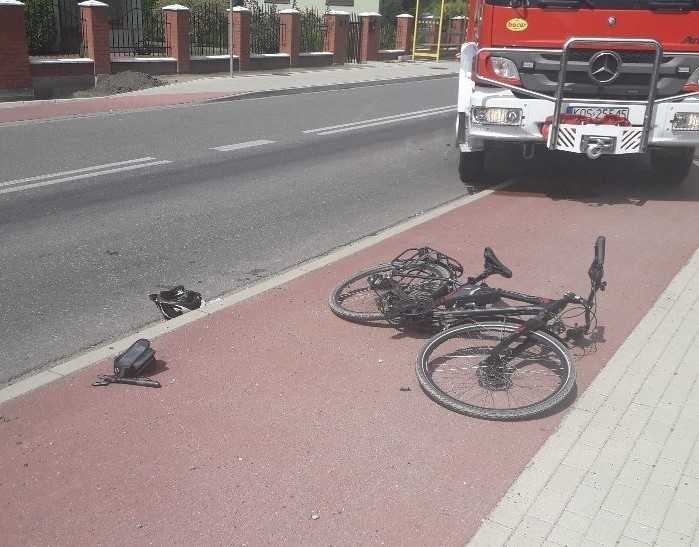 Powiat oświęcimski. Poważny wypadek w Jawiszowicach. Samochód potracił rowerzystę. Wezwano śmigłowiec LPR