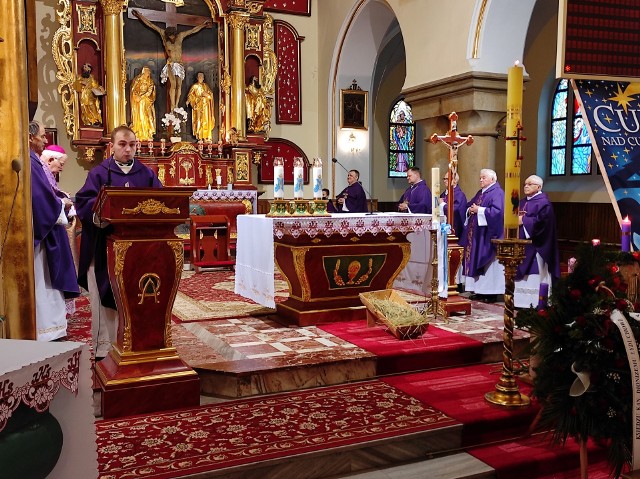 Uroczystościom pogrzebowym przewodniczył ks. bp Paweł Socha, pomocniczy biskup senior Diecezji Zielonogórsko-Gorzowskiej. Mszę koncelebrowali również kapłani rocznikowi z tarnowskiego seminarium, rodacy z Trzciany i z Klenicy.