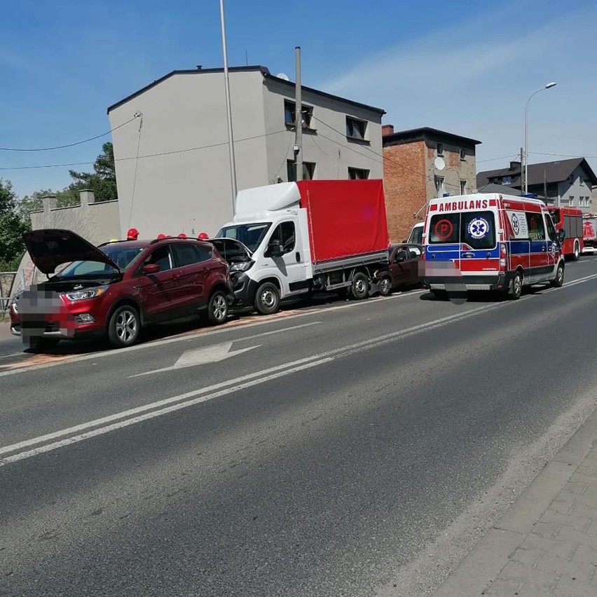 W zderzeniu pięciu aut niegroźnie ucierpiały dwie osoby.