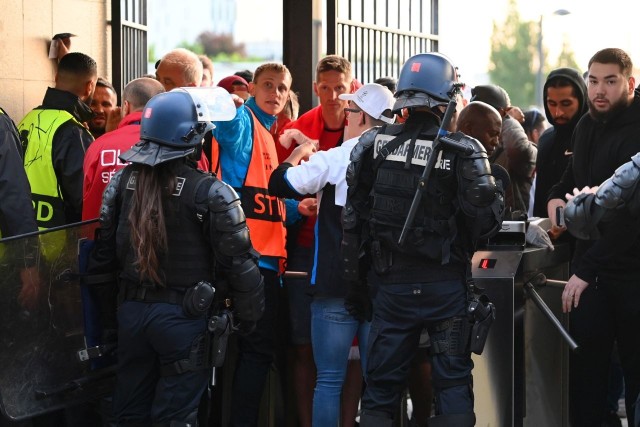 Kibice Liverpoolu blokowani przez służby porządkowe przy wejściu na Stade de France przed finałem Ligi Mistrzów 2022 w Paryżu