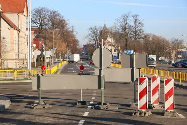 Droga na ul. Świerczewskiego w Międzyrzeczu wciąż jest zablokowana, choć początkowy termin zakończenia prac upłynął ponad miesiąc temu.