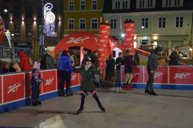 Od poniedziałku na inowrocławskim Rynku będzie można pojeździć na łyżwach i oddać się innym zimowym uciechom. Tak, jako to niedawno miało miejsce w Starogardzie Gdańskim, gdzie wykonano to zdjęcie