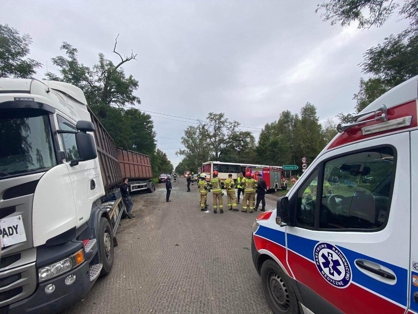 Łódzkie. Ciężarówka uderzyła w autobus przewożący 20 dzieci 
