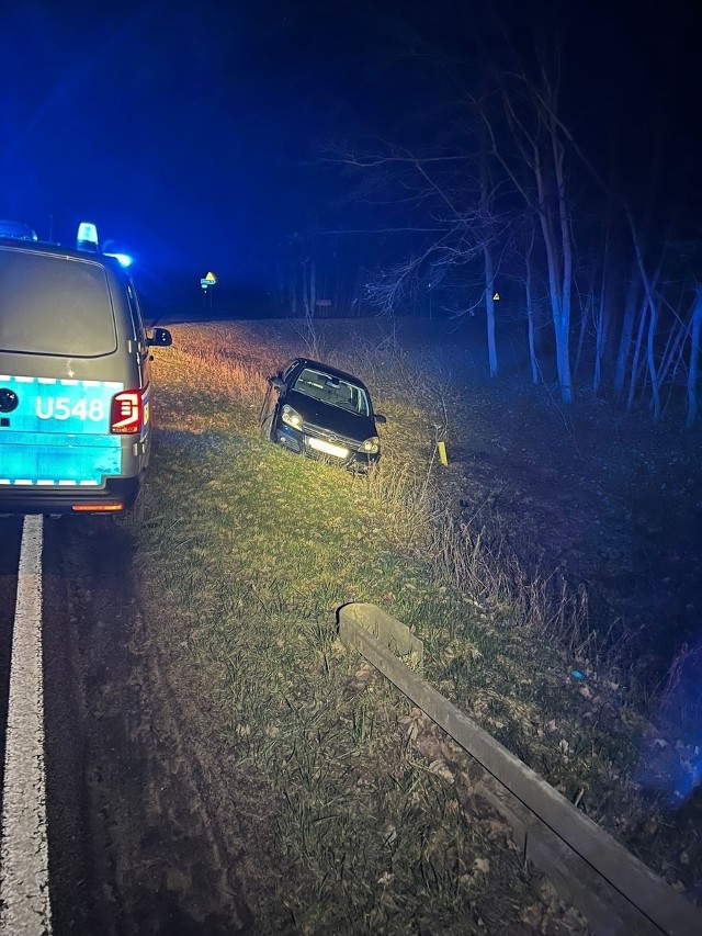 Po zmierzeniu prędkości okazało się, że kierowca tego pojazdu pędzi z prędkością 140 km/h w miejscu obowiązywania ograniczenia prędkości do 50 km/h.