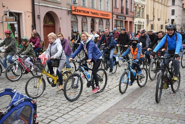 Z okazji Dnia Bez Samochodu w sobotę z Rynku Nowomiejskiego w Toruniu wystartowała Rowerowa Masa Krytyczna. Zobaczcie zdjęcia z przejazdu.